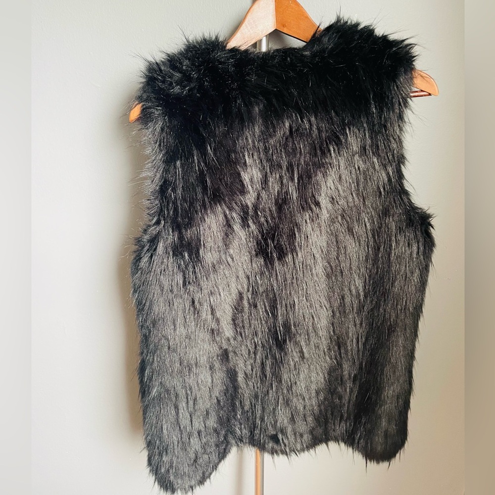 Dynamite fur vest (faux fur).